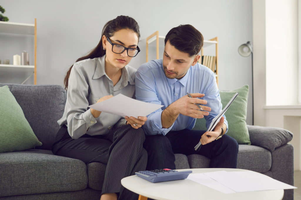 Un couple qui déclare sa situation fiscale frontalière entre la France et la Suisse