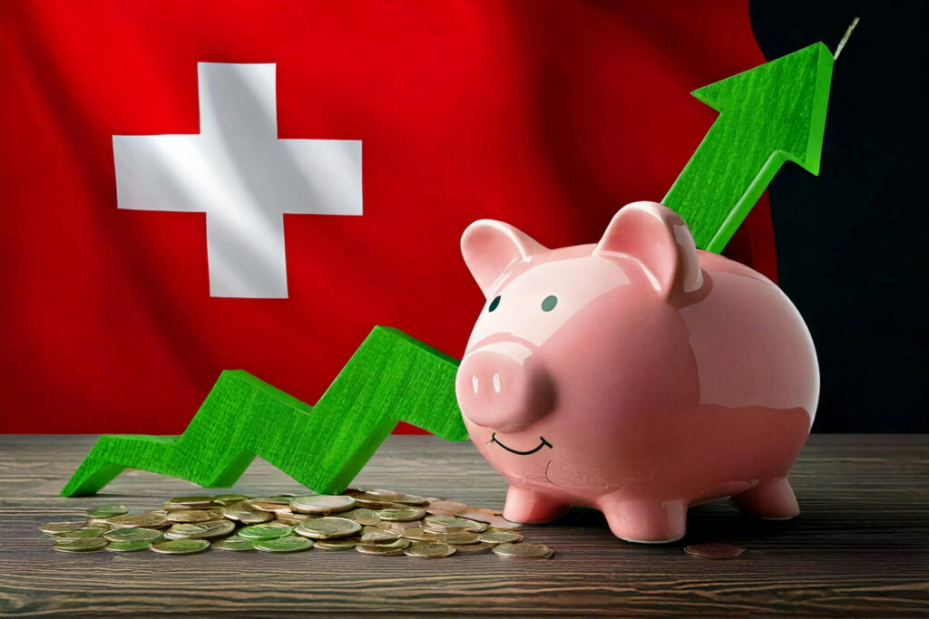 Tirelire rose avec des pièces et une flèche verte montante devant un drapeau suisse, illustrant les déductions fiscales possibles en Suisse.