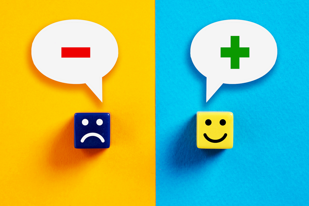 Image représentant deux choix opposés : un visage triste avec un symbole moins en rouge, et un visage souriant avec un symbole plus en vert, illustrant les avantages et inconvénients entre assurance vie et plan épargne retraite.